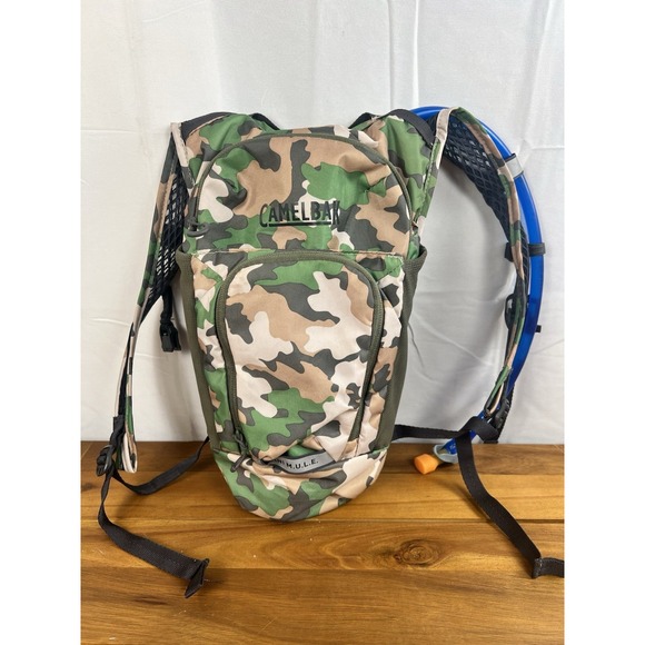 Kids Camelback Mini M.U.L.E Camo 50 oz Crux Reservoir Pockets Outdoor Gear - Picture 1 of 9